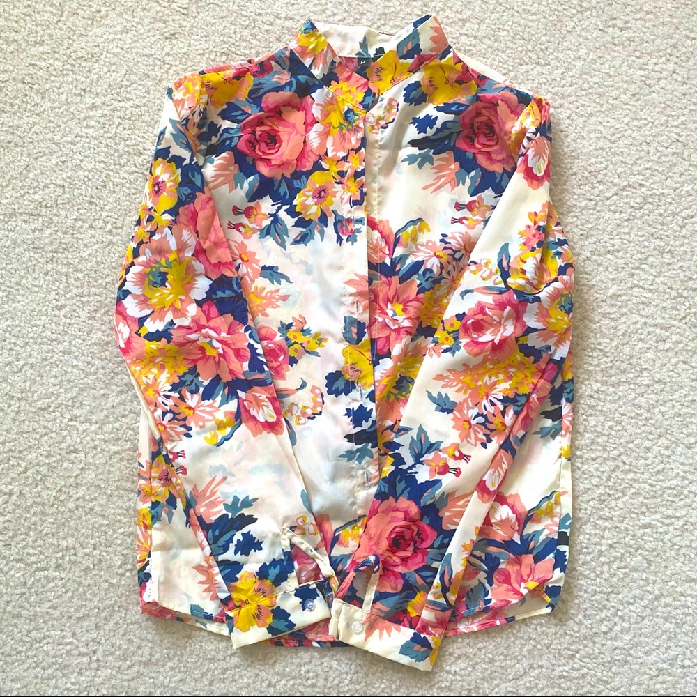 Floral blouse, like new, worn once.